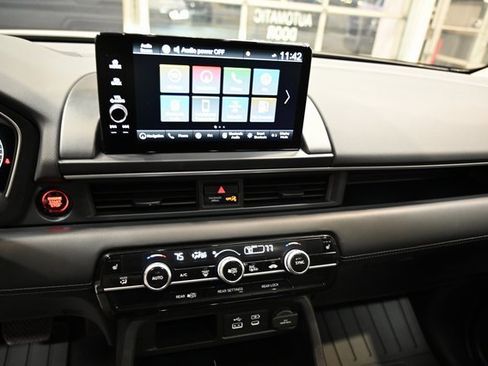 Used 2024 Honda Pilot Touring image 15