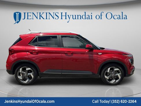 Used 2023 Hyundai Venue SEL FWD image 2