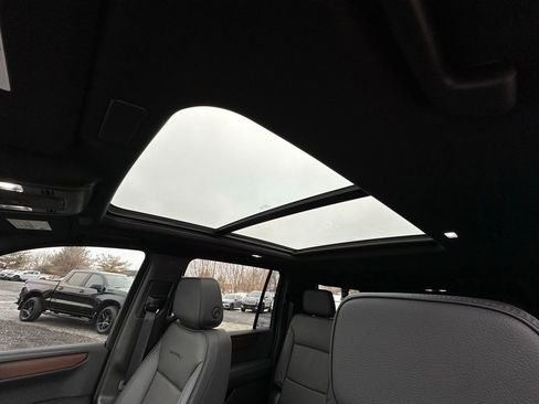 Used 2025 GMC Yukon XL Denali w/ Sun & Power Step Package image 5