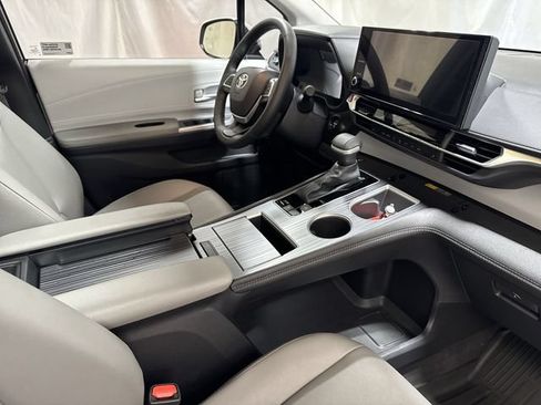 Used 2025 Toyota Sienna XLE AWD/4WD image 28