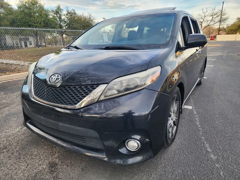 Used 2015 Toyota Sienna SE image 3