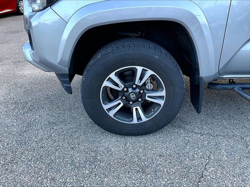 Used 2016 Toyota Tacoma TRD Sport image 4