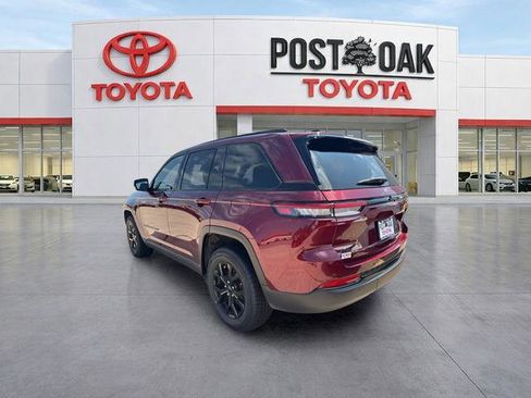 Used 2024 Jeep Grand Cherokee Altitude AWD/4WD image 5