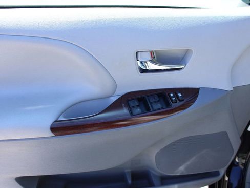 Used 2012 Toyota Sienna XLE image 31