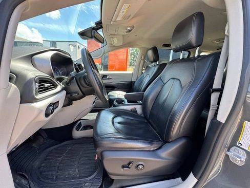 Used 2022 Chrysler Pacifica Touring-L w/ Uconnect Theater Family Group FWD image 10