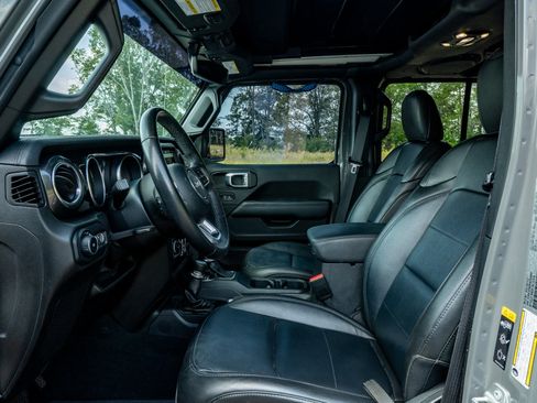 Used 2022 Jeep Wrangler Unlimited Sahara AWD/4WD image 12