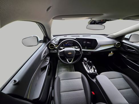 New 2026 Chevrolet Trax LT w/ LT Convenience Package FWD image 13