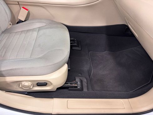 Used 2018 Ford Taurus SE image 18