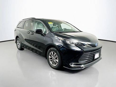 Used 2024 Toyota Sienna XLE FWD image 7