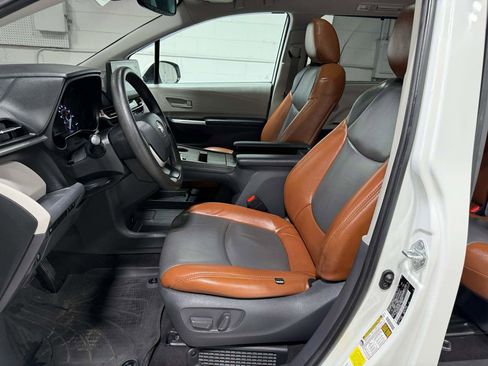 Used 2021 Toyota Sienna LE w/ LE Plus Package image 15