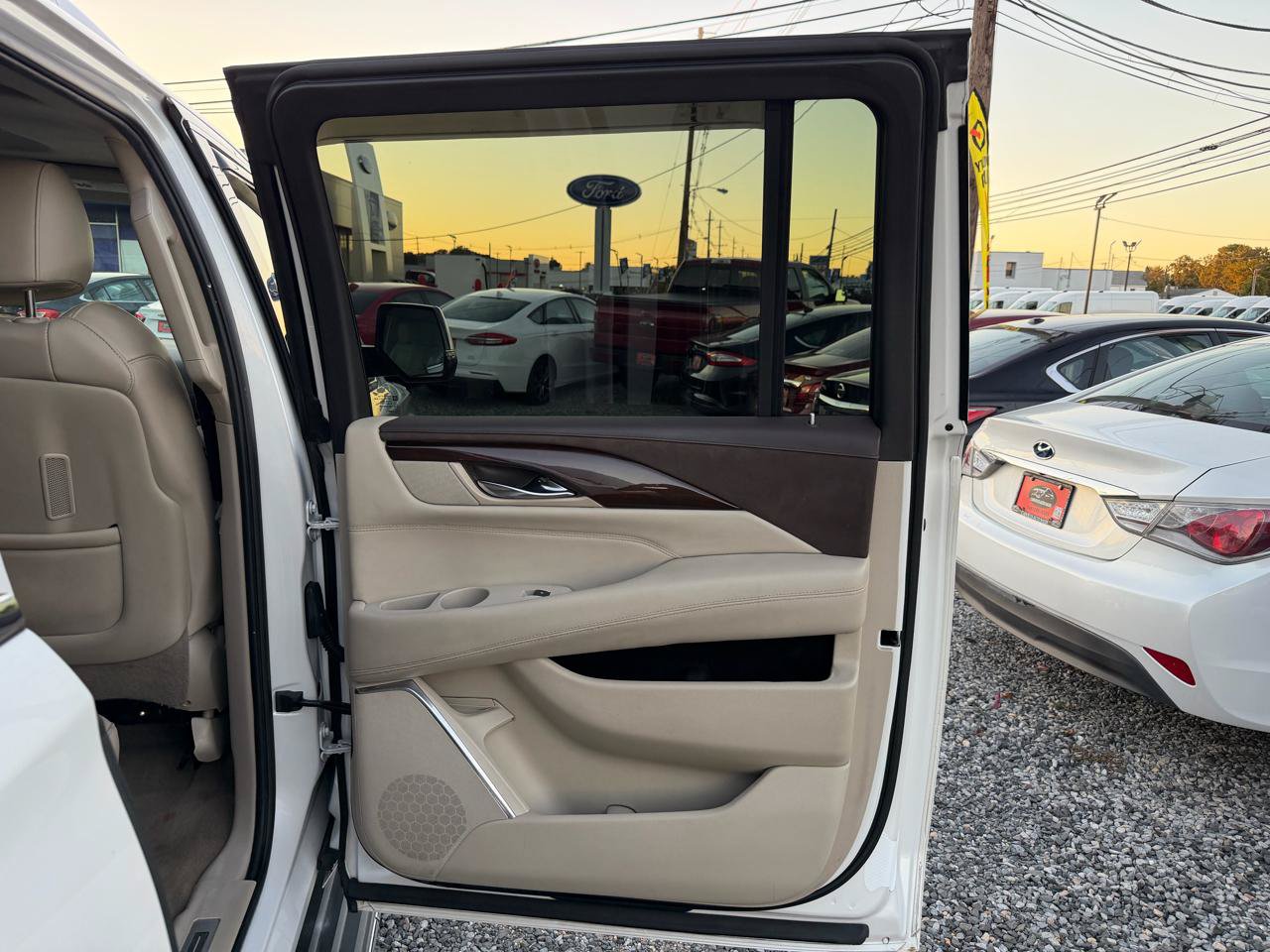 Used 2016 Cadillac Escalade ESV Luxury AWD/4WD image 18