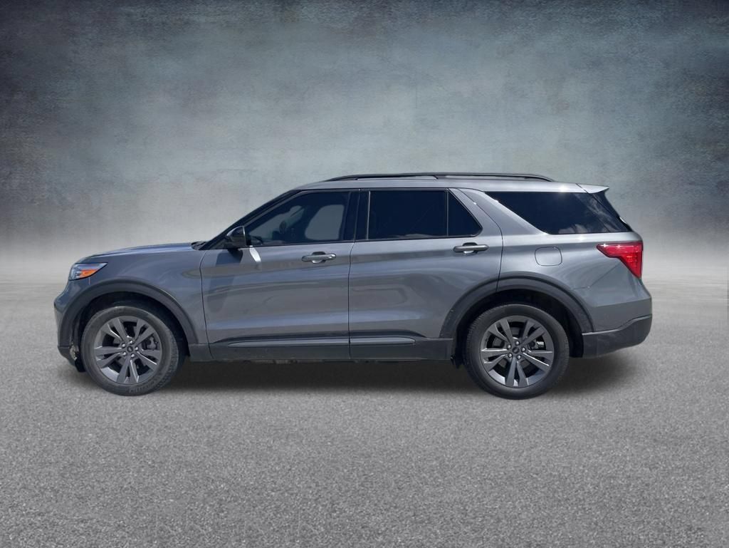 Used 2023 Ford Explorer XLT w/ Equipment Group 202A RWD image 3