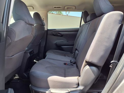 Used 2025 Toyota Highlander LE FWD image 15