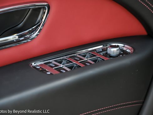 Used 2023 Bentley Bentayga image 22