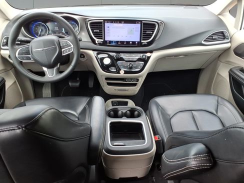 Used 2023 Chrysler Pacifica Touring-L FWD image 6
