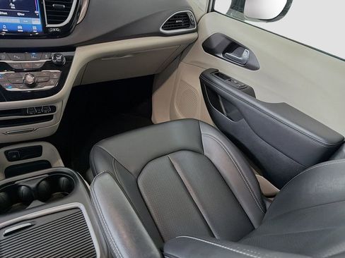 Used 2024 Chrysler Pacifica Touring-L image 26