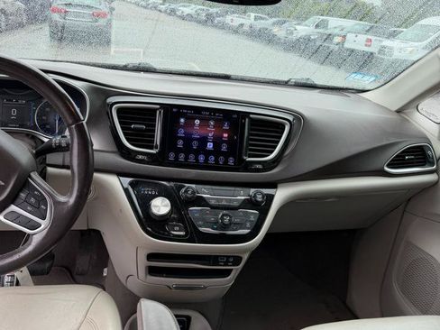 Used 2017 Chrysler Pacifica Touring-L FWD image 8