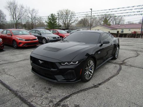 Used 2024 Ford Mustang GT Premium RWD image 3