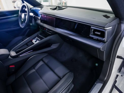Certified 2026 Porsche Macan Electric RWD image 29