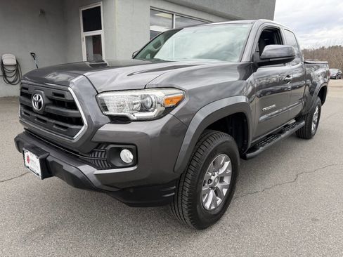 Used 2016 Toyota Tacoma SR5 w/ Exterior Package image 3