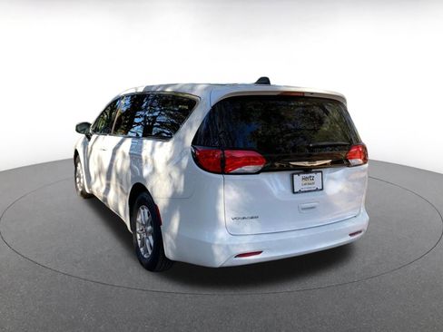 Used 2023 Chrysler Voyager LX image 5