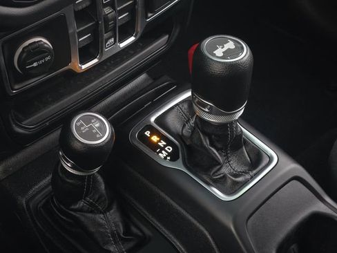 Used 2024 Jeep Wrangler Unlimited Sahara image 23