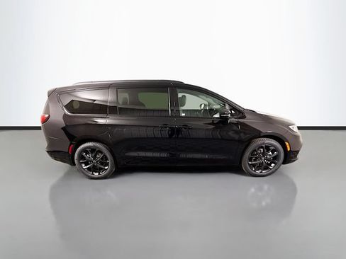 New 2026 Chrysler Pacifica Select w/ S Appearance Package FWD image 8