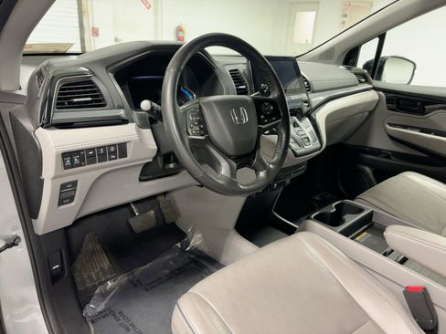 Used 2023 Honda Odyssey Elite image 3