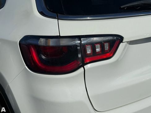 Used 2018 Jeep Compass Latitude FWD image 9