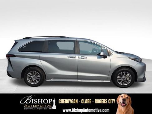 Used 2025 Toyota Sienna XLE FWD image 25