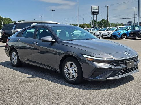 Used 2024 Hyundai Elantra SE FWD image 3