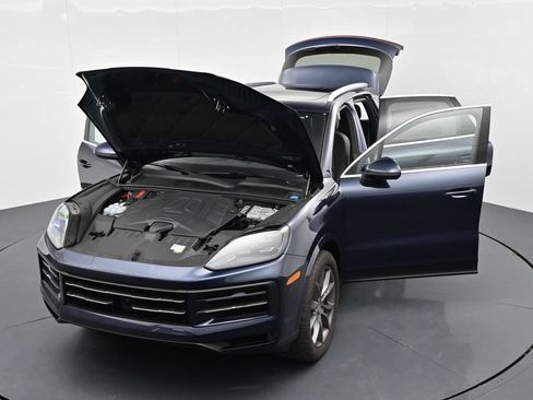 Certified 2024 Porsche Cayenne AWD/4WD image 17