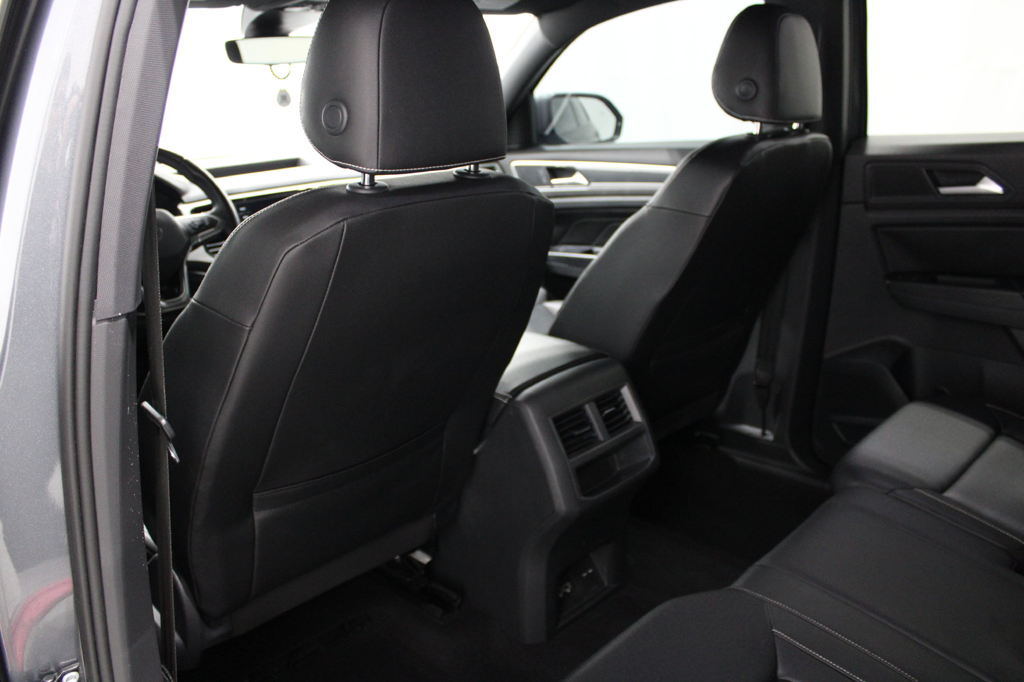 Used 2020 Volkswagen Atlas Cross Sport SEL R-Line AWD/4WD image 16
