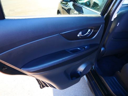 Used 2019 Nissan Rogue SV w/ Premium Package AWD/4WD image 17