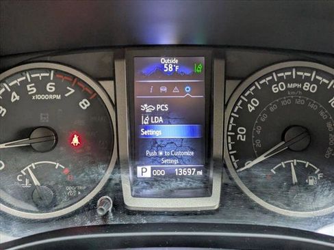 Used 2022 Toyota Tacoma TRD Off-Road image 9