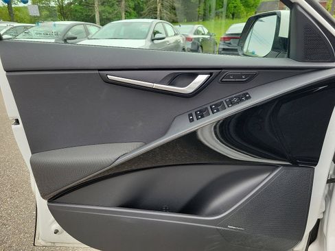 Used 2024 Kia Niro SX image 12