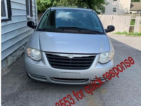 Used 2005 Chrysler Town & Country Touring image 1