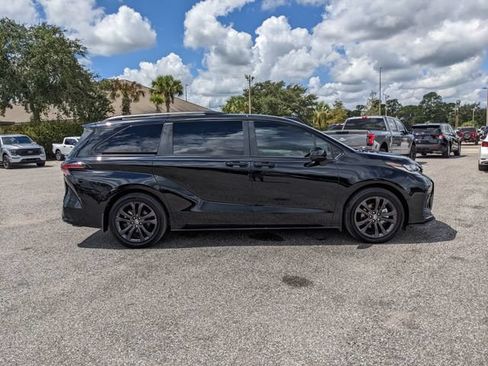 Used 2025 Toyota Sienna XSE w/ XSE Plus Package FWD image 3