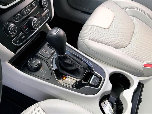 Used 2020 Jeep Cherokee Limited image 17