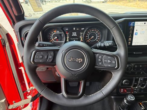 Used 2025 Jeep Wrangler Unlimited Rubicon w/ Convenience Group AWD/4WD image 37