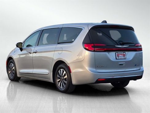 Used 2023 Chrysler Pacifica Limited image 6