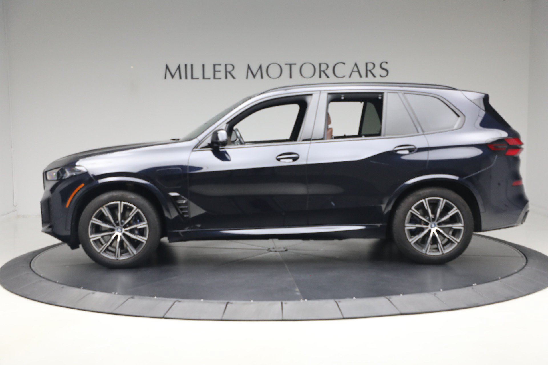 Used 2024 BMW X5 xDrive50e w/ Executive Package AWD/4WD image 3