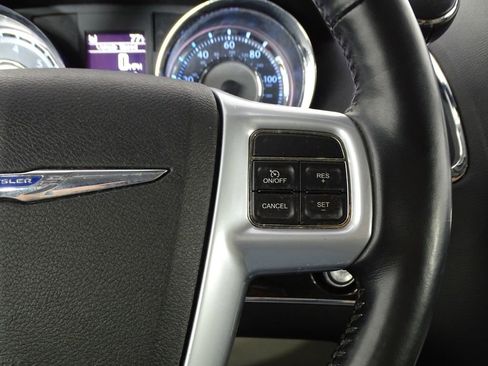 Used 2014 Chrysler Town & Country Touring-L w/ Driver Convenience Group image 24