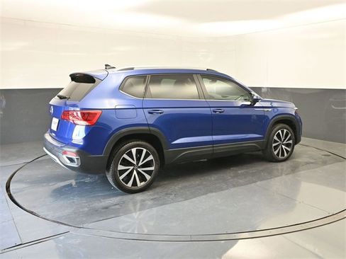 Certified 2023 Volkswagen Taos SE image 15