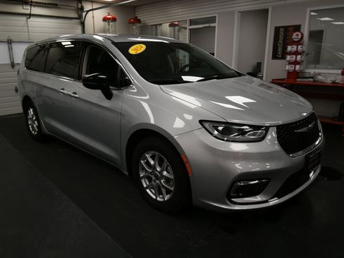 Used 2024 Chrysler Pacifica Touring-L FWD image 2