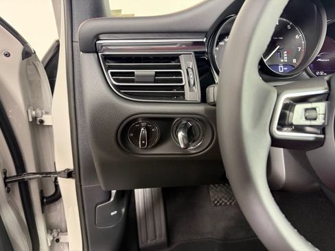 Certified 2026 Porsche Macan AWD/4WD image 25