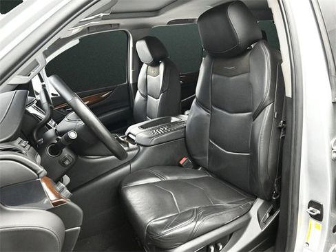 Used 2018 Cadillac Escalade Luxury image 12