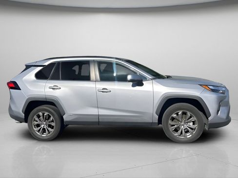 Used 2022 Toyota RAV4 XLE Premium AWD/4WD image 3