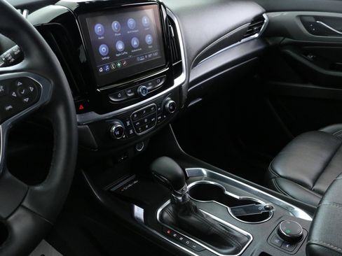 Used 2023 Chevrolet Traverse LT image 18