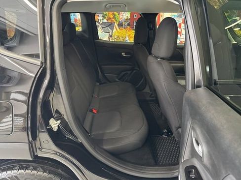 Used 2023 Jeep Renegade Latitude image 48